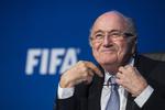 presset. Sepp Blatter er præsident indtil februar næste år. Om han er en del af myndighedernes undersøgelse, vil ingen svare på. 