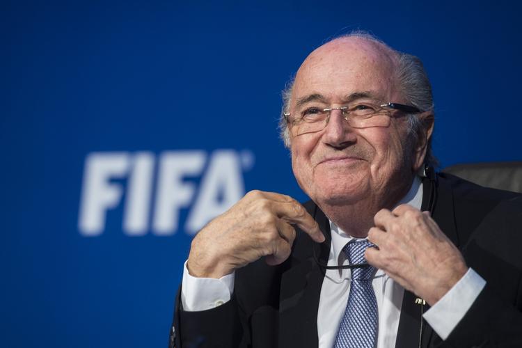 presset. Sepp Blatter er præsident indtil februar næste år. Om han er en del af myndighedernes undersøgelse, vil ingen svare på. 