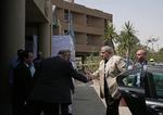 Fejl. Den fungerende egyptiske ministerpræsident Ibrahim Mehleb besøger hospitalet, hvor flere mexikanske turister er indlagt, efter deres selskab ved en fejltagelse blev udsat for et luftbombardement. 