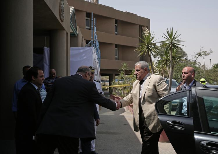 Fejl. Den fungerende egyptiske ministerpræsident Ibrahim Mehleb besøger hospitalet, hvor flere mexikanske turister er indlagt, efter deres selskab ved en fejltagelse blev udsat for et luftbombardement. 