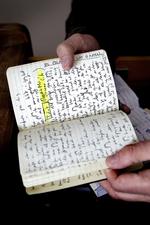 Noter. Thomas Boberg fremviser sin notesbog efter at have fået Det Danske Akademis store pris (arkivfoto). I sit digt om flygtningesituationen ved han ikke, hvad han skal med sine noter. De stammer fra den gamle verden. 