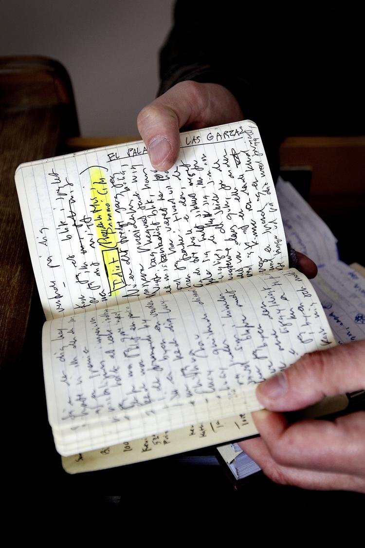 Noter. Thomas Boberg fremviser sin notesbog efter at have fået Det Danske Akademis store pris (arkivfoto). I sit digt om flygtningesituationen ved han ikke, hvad han skal med sine noter. De stammer fra den gamle verden. 