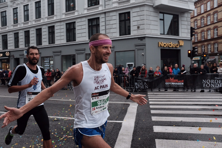 Flyvende. Et smil varer længere end 52 sekunder. Her ved 20 kilometer. 