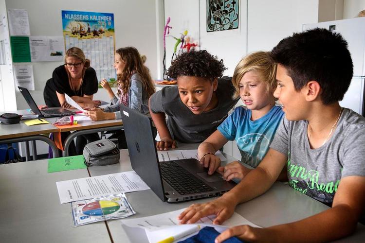Team. Eleverne i 5.c på Dragør Skole Nord læser først en tekst med centrale ord om middelalderen og kristendommen og søger derefter selv efter mere viden. Her i forgrunden Zion, Oskar og Ali og i baggrunden lærer Mette Tunebjerg, Amalie og Freja. 