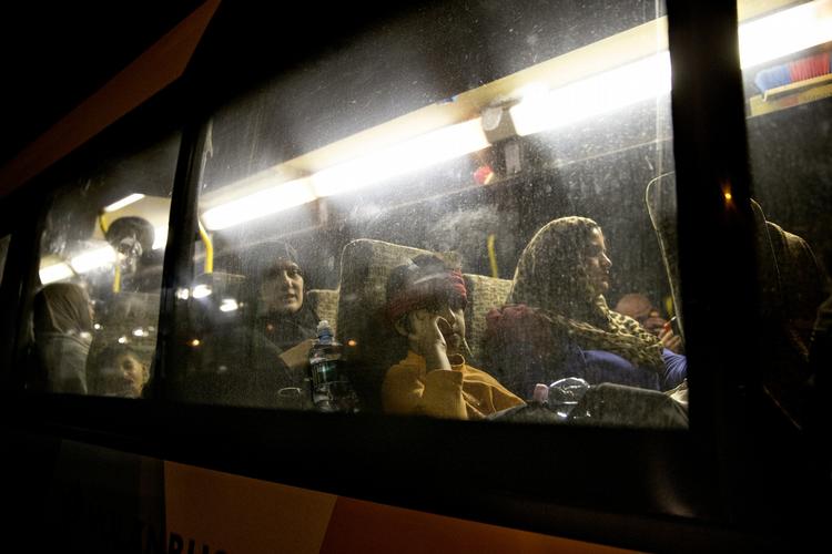Transit. Flygtninge og migranter bliver taget op i busser på den Serbiske side af grænsen mellem Ungarn og Serbien. Herefter køres de til stationen i Röszke, hvor de må vente på, at der kommer et tog og samler dem op. Det siges, at togene kører til Østrig, men ingen ved det med sikkerhed. 