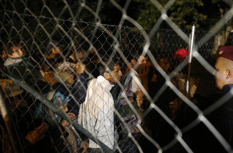KONTROL. Migranter ved grænsen ind til Ungarn, der nu tjekker alle indrejsende. 