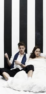 Træning. Poul og Pryssern øver sig på forholdet. De bliver spillet af Morten Holst og Josephine Raahauge. 