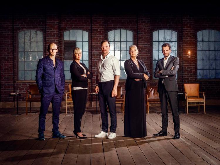 Iværksætterånd. 5 iværksættere,  Christian Stadil, Birgit Aaby, Tommy Ahlers, Ilse Jacobsen og Jesper Buch, som alle har fået masser op at stå i millionklassen, er de strenge dommere, som skal høre på Karl Klamphugger, Flittig Lise og Georg Gearløs i 'Løvens hule'. 