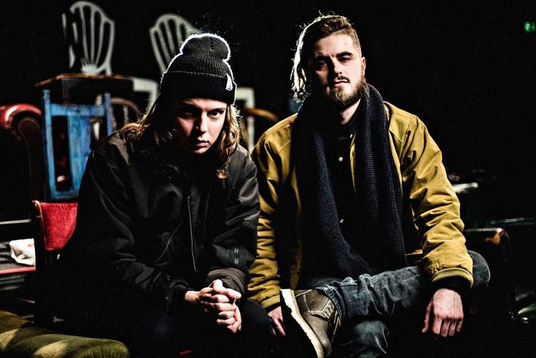 Popslalom. Odbjergs lyse vokal kører slalom mellem syntakserne, let og elastisk, mens Moses Fiellaus minimale elektroniske R&amp;B sætter den blå atmosfære under Odbjergs klart udtalte kvaler. 