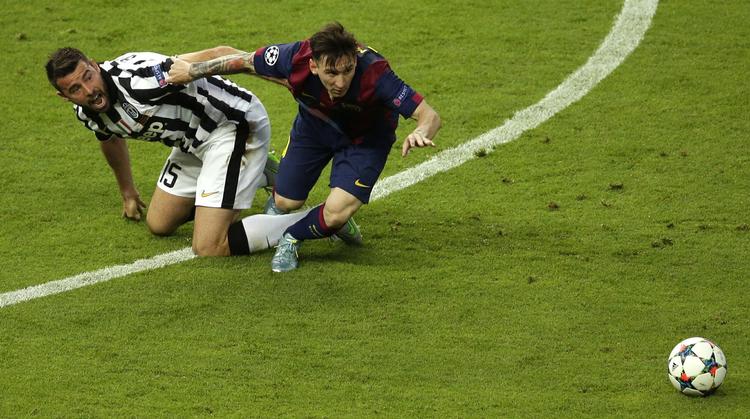 Outsider. Juventus og Andrea Barzalia (tv) var i sidste sæsons finale, men tabte til Messi og Barcelona. Italienerne har solgt en række nøglespillere - herunder Arturo Vidal, der nu er hos en anden titelbejler, Bayern München – mens Messi og co. har et intakt mandskab, der kan blive det første, der genvinder titlen. 