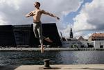 Solodanser. Gregory Dean. Engelsk. 31 år. Danser i Tyskland og Skotland. Ansat i Den Kgl. Ballet i 2008, solodanser siden 2013. Medvirker i efteråret i 'Short Time Together' og somprinsen i 'Svanesøen'. 
