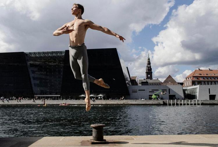 Solodanser. Gregory Dean. Engelsk. 31 år. Danser i Tyskland og Skotland. Ansat i Den Kgl. Ballet i 2008, solodanser siden 2013. Medvirker i efteråret i 'Short Time Together' og somprinsen i 'Svanesøen'. 