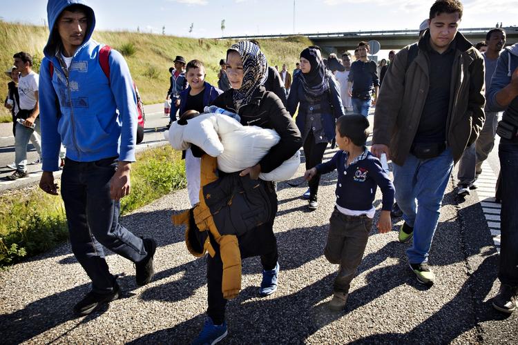 Stramninger. Norsk forskning viser sammenhæng med stramninger i udlændingepolitikken og antallet af asylansøgere. Her er flygtninge på vej gennem Danmark til Sverige. 