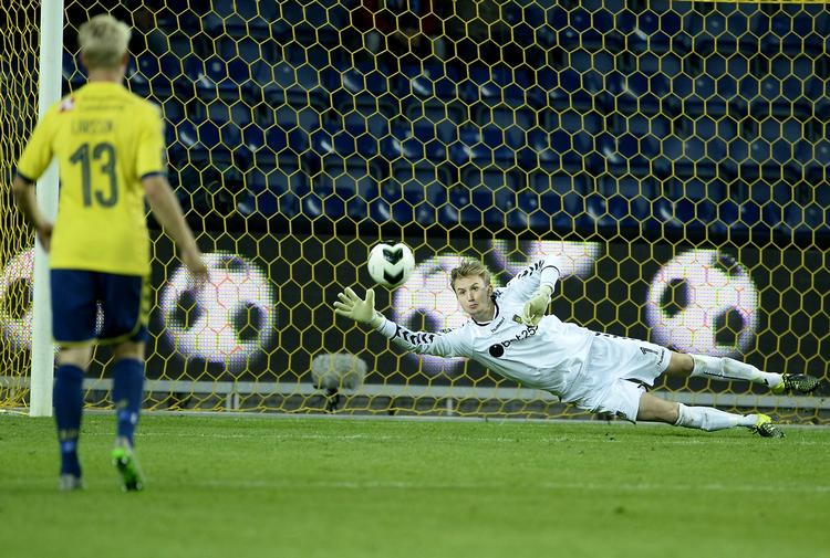 Stærk. Ingen taler længere om den tidligere Brøndby-målmand Lukas Hradecky. Frederik Rønnow har nemlig været flyvende de seneste uger. Senest i søndags mod FCM, hvor han trak sig sejrrigt ud af en lang række dueller med særligt topscoreren Martin Pusic. 