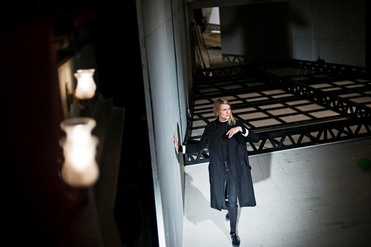 Talent. Instruktøren Therese Willstedt ser flere paralleller mellem Shakespeares 'Richard III' og vores egen politiske tid, bl.a. i forhold til Europas håndtering af flygtningeproblematikken. Hun er tidligere blevet Reumert-nomineret for sine opsætninger og er optaget af at give ordene krop - og kroppene sprog. 