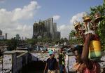forskel. Der bor 21 millioner mennesker i Mumbai. Heraf lever halvdelen i slum. 