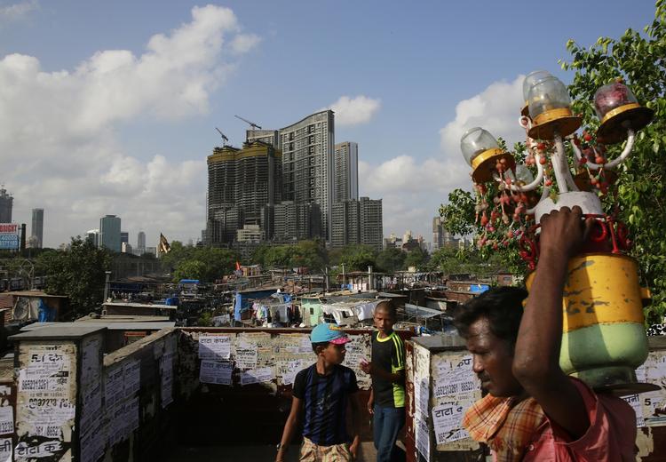 forskel. Der bor 21 millioner mennesker i Mumbai. Heraf lever halvdelen i slum. 