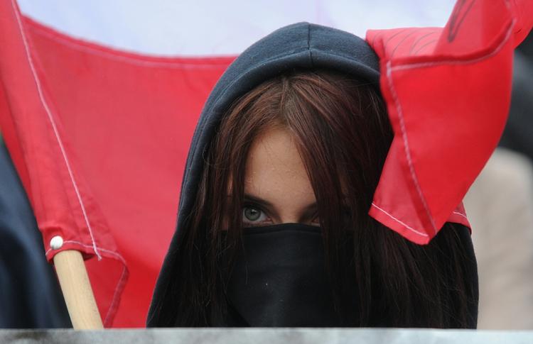 Modstand. En maskeret kvinder deltog i  weekenden i en stor nationalistisk demonstration i Warszawa mod EU's planer om fordeling af flygtninge. 
