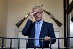 Omstridt. Carl Holst er endnu engang kommet i beskydning fra medierne efter medlinger om, at han muligvis har benyttet en embedsmand i sin valgkamp, selvom det er ulovligt. 