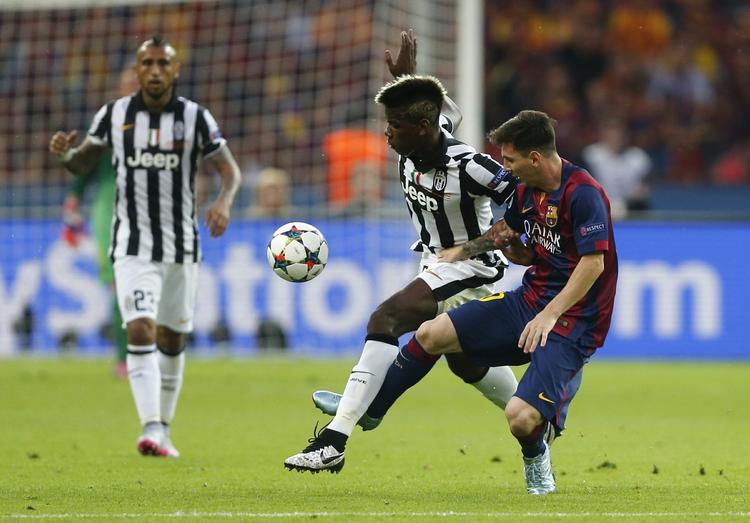 handel. I Champions League-finalen stødte Paul Pogba (midt) og Juventus ind i Lionel Messi (th) og Barcelona. Nu kan de to spillere ende som holdkammerater. 
