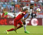 stortalent. 19-årige Jonathan Tah (th) tager allerede kampen op mod de største tyske stjerner i Bundesligaen, hvor Leverlusen-forsvareren her har godt fat i Bayerns Thomas Müller. 