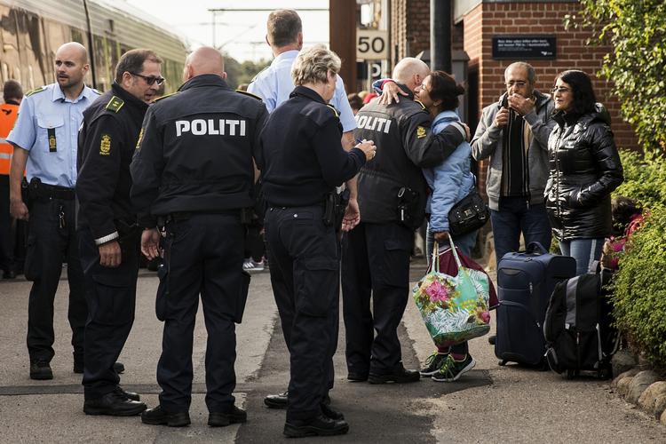 Flygtninge. Ikke alle ønsker at søge asyl i Danmark, men de der gør, får bedre understøttelse end i nabolandene. Her, en iransk familie der besluttede sig for at søge asyl, efter ankomsten til Rødby. 