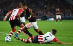 2-1. Manchester Uniteds Memphis Depay (midt) dribler sig fri i PSV-feltet og scorer til 1-0. 