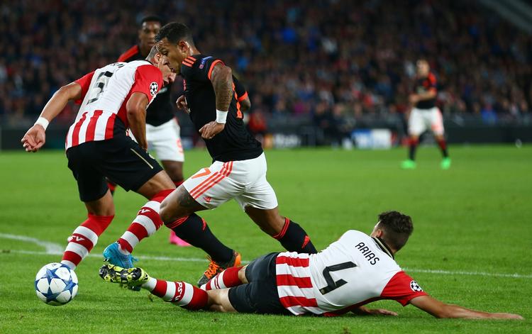 2-1. Manchester Uniteds Memphis Depay (midt) dribler sig fri i PSV-feltet og scorer til 1-0. 