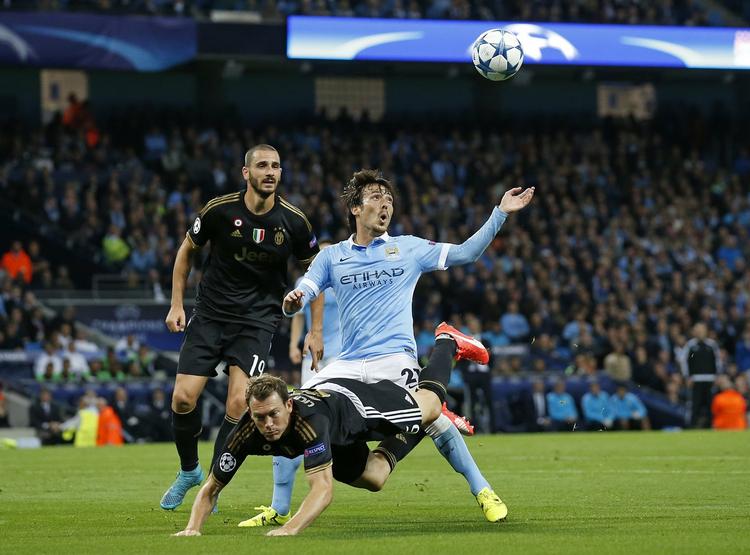 CL. Manchester Citys David Silva (i midten), i duel med Juventus Stephan Lichtsteiner. 
