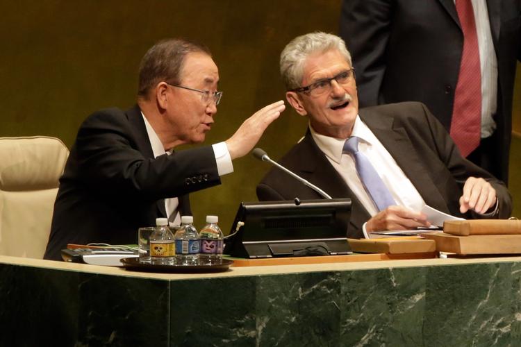 Begyndelse. Mogens Lykketoft var på sin første arbejdsdag flankeret af generalsekretær Ban Ki-moon. Lykketoft får en rolle at spille, når den næste generalsekretær skal udpeges. 