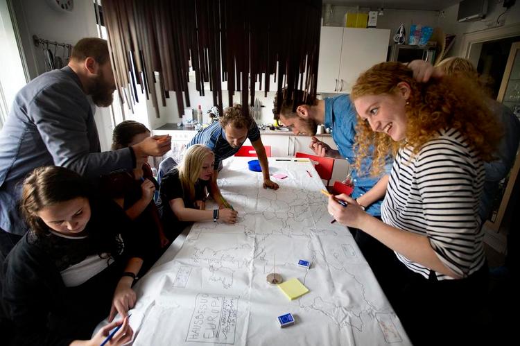 Grænsedragning. De 14 deltagere indtegner individuelle ruter på forestillingens Europa-dug. 