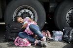Seham på 11 år sover op af en lastbil. Hun er rejst sammen med sin familie fra Syrien for fem måneder siden. De forlod Tyrkiet for fem dage siden. 
