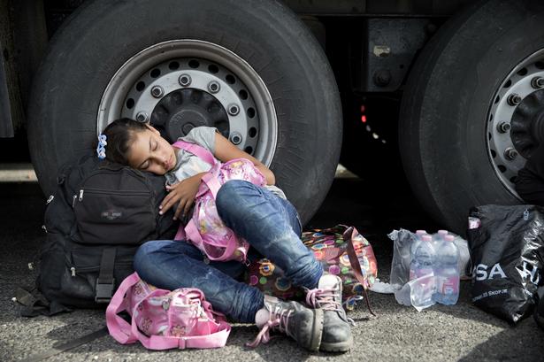 Seham på 11 år sover op af en lastbil. Hun er rejst sammen med sin familie fra Syrien for fem måneder siden. De forlod Tyrkiet for fem dage siden. 