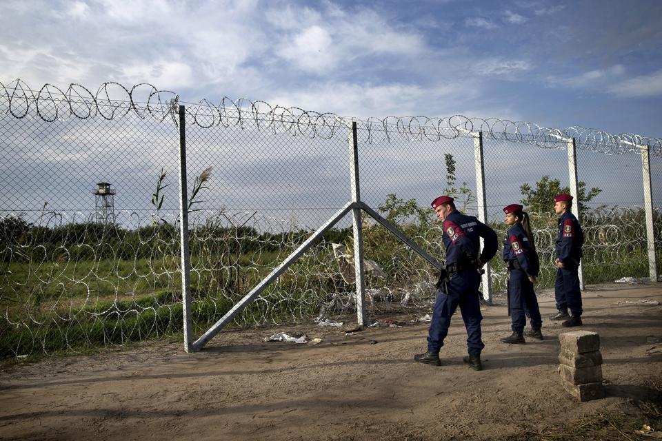 kl ca. 19:00 mandag den 14 sep. lukkede politi og millitær grænsehegnet helt. 