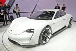 NYSKABELSE. Porsche gør klar til en ny elbil, men der går dog 3-4 år, inden den er klar. Porsche Mission E har helt klart Tesla Model S i sigtekornet. Derfor får den en elmotor på 600 hk, men Tesla har over 700 hk. Porsche Mission E skulle kunne lade op til 400 kilometers kørsel på et kvarter, og der slår den Teslaen. Men ingen ved, hvad en Tesla kan præstere om fire år. 