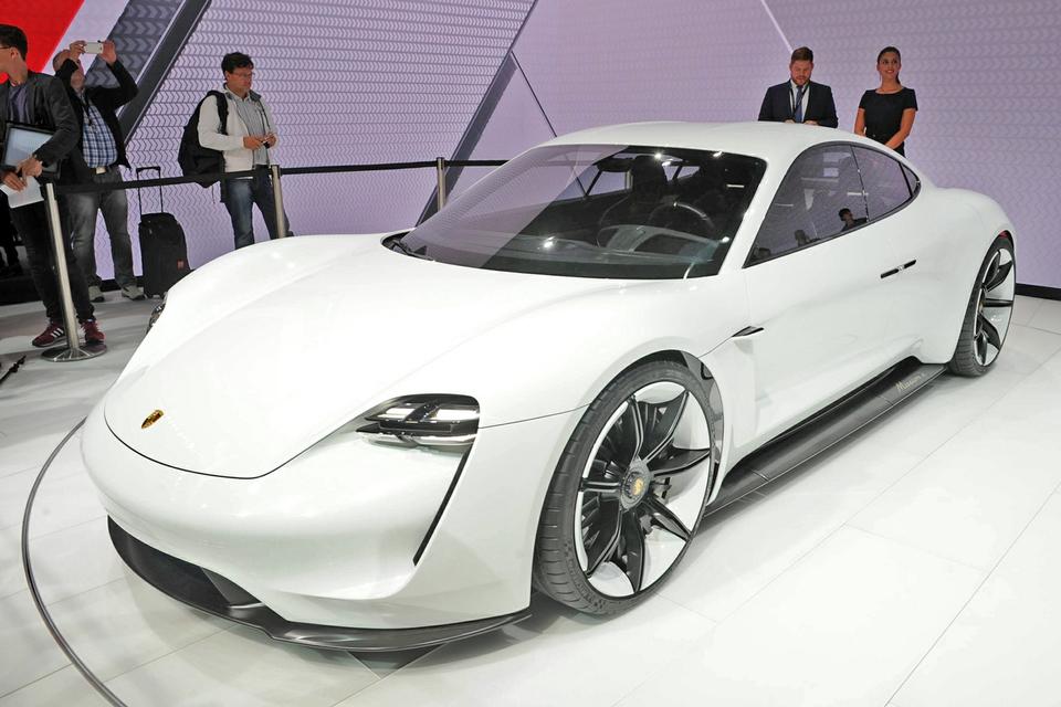 NYSKABELSE. Porsche gør klar til en ny elbil, men der går dog 3-4 år, inden den er klar. Porsche Mission E har helt klart Tesla Model S i sigtekornet. Derfor får den en elmotor på 600 hk, men Tesla har over 700 hk. Porsche Mission E skulle kunne lade op til 400 kilometers kørsel på et kvarter, og der slår den Teslaen. Men ingen ved, hvad en Tesla kan præstere om fire år. 