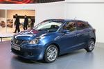 RUMMELIG. Der er dømt danskerfornuft med den nye Suzuki Baleno. Den er 15 centimeter længere end Suzuki Swift, og vi tipper på en pris, der starter ved 140.000 kroner. Det store fortrin ved Suzuki Baleno er imponerede benplads ved bagsædet. Det er på niveau med biler, der er to klasser større. Nye motorer kommer også, bl.a. én med hybridteknik. 