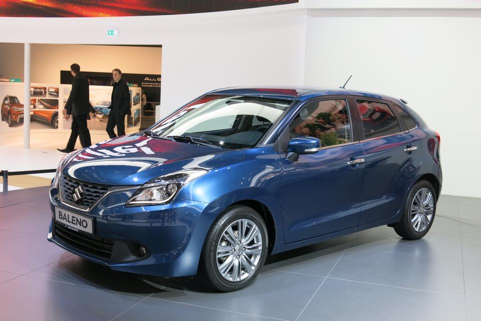 RUMMELIG. Der er dømt danskerfornuft med den nye Suzuki Baleno. Den er 15 centimeter længere end Suzuki Swift, og vi tipper på en pris, der starter ved 140.000 kroner. Det store fortrin ved Suzuki Baleno er imponerede benplads ved bagsædet. Det er på niveau med biler, der er to klasser større. Nye motorer kommer også, bl.a. én med hybridteknik. 