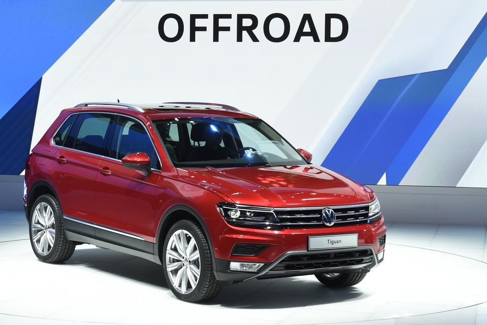 HØJBENET. VW Tiguan er forbedret på alle punkter, hvis man skal tro VW's beskrivelse af bilen. Den er lavere end før, men har mere hovedhøjde på forsædet. Den er også længere, men lettere og mere økonomisk. Den nye VW Tiguan kommer til Danmark til foråret. 