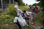 Grænsen mellem Serbien og Ungarn er nu lukket. Nu sidder mere end 1000 flygtninge/migranter i ingemandsland på grænsen mellem Ungarn og Serbien ved Röszke. 