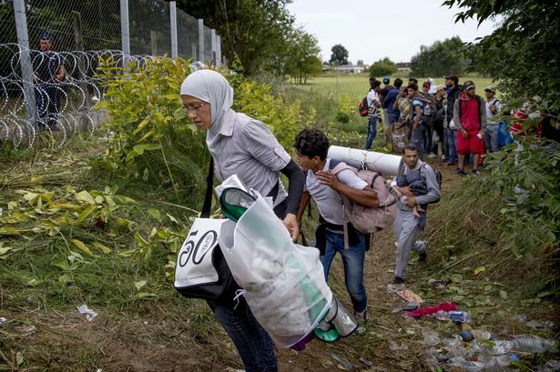 Grænsen mellem Serbien og Ungarn er nu lukket. Nu sidder mere end 1000 flygtninge/migranter i ingemandsland på grænsen mellem Ungarn og Serbien ved Röszke. 