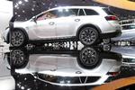 SLANKEKUR. Den nuværende Opel Astra har fået kritik for at være for tung og ikke have plads nok på bagsædet. Det har Opel nu gjort noget ved. Den nye model er kortere, men den første prøvesidning tyder på, at benpladsen ved bagsædet er forbedret. En stationcar er klar fra starten, og det er typisk den version, Opel sælger flest af i Danmark. Den tidligere tredørs version er sløjfet. 