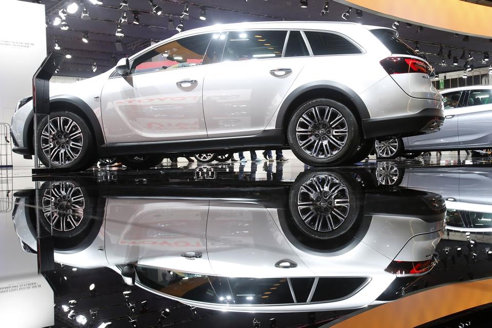 SLANKEKUR. Den nuværende Opel Astra har fået kritik for at være for tung og ikke have plads nok på bagsædet. Det har Opel nu gjort noget ved. Den nye model er kortere, men den første prøvesidning tyder på, at benpladsen ved bagsædet er forbedret. En stationcar er klar fra starten, og det er typisk den version, Opel sælger flest af i Danmark. Den tidligere tredørs version er sløjfet. 