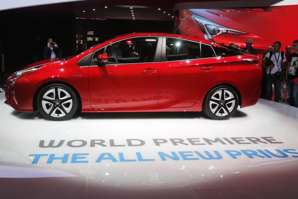 OPTIMERET. Nyt design og en forbedring af hybridteknikken. Det er hovedpunkterne i den nye Toyota Prius. Der foreligger endnu ikke præcise forbrugstal, men Toyota lover en forbedring af økonomien på 18 procent. Det vil sige, at det officielle forbrugstal kommer op i nærheden af 30 km/l. Bilen kommer til Danmark næste forår, men prisen kendes endnu ikke. 