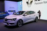 FORNYET.  Renault gør klar til at sende en ny version af mellemklassebilen Mégane på markedet. Den har bl.a. Peugeot 308 og Seat Leon som konkurrenter. Den nye Mégane får bedre plads i kabinen og en stærkt moderniseret førerplads. I visse versioner har den en næsten iPad-stor skærm i midterkonsollen til betjening af diverse funktioner. Den nye Renault Megane kommer til Danmark i starten af næste år, og der skulle ikke gå ret længe, før der også kommer en stationcar. 