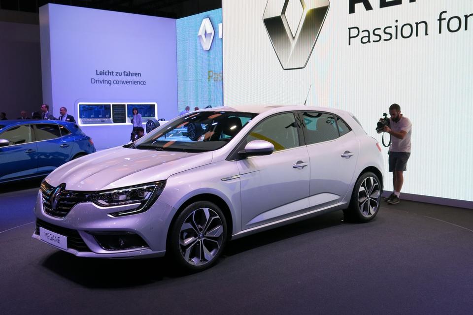 FORNYET.  Renault gør klar til at sende en ny version af mellemklassebilen Mégane på markedet. Den har bl.a. Peugeot 308 og Seat Leon som konkurrenter. Den nye Mégane får bedre plads i kabinen og en stærkt moderniseret førerplads. I visse versioner har den en næsten iPad-stor skærm i midterkonsollen til betjening af diverse funktioner. Den nye Renault Megane kommer til Danmark i starten af næste år, og der skulle ikke gå ret længe, før der også kommer en stationcar. 