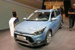 RÅ. Hyundai i20 med tilnavnet Active skal ligne noget, der er terrængående. Det er dog snyd, men bilen er højere end normalt og har diverse beskyttelsespaneler rundt om på karrosseriet. Når den kommer til Danmark, bliver det med en ny trecylindret benzinmotor på 1,0 liter, der yder 100 hk. Hyundai kan ikke oplyse nogen pris endnu, men vi gætter på omkring 180.000 kroner. 