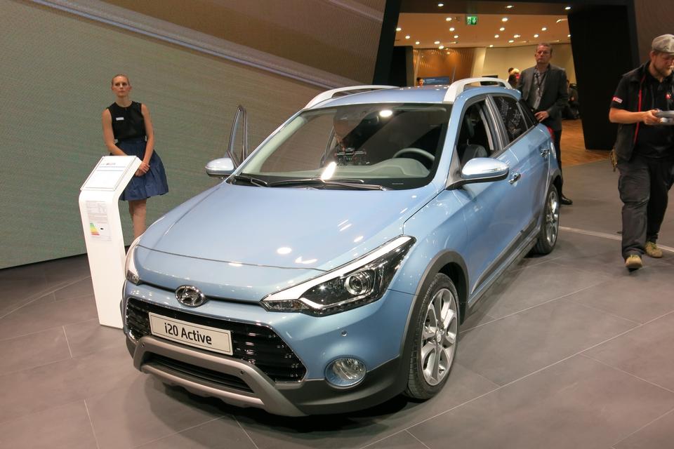 RÅ. Hyundai i20 med tilnavnet Active skal ligne noget, der er terrængående. Det er dog snyd, men bilen er højere end normalt og har diverse beskyttelsespaneler rundt om på karrosseriet. Når den kommer til Danmark, bliver det med en ny trecylindret benzinmotor på 1,0 liter, der yder 100 hk. Hyundai kan ikke oplyse nogen pris endnu, men vi gætter på omkring 180.000 kroner. 