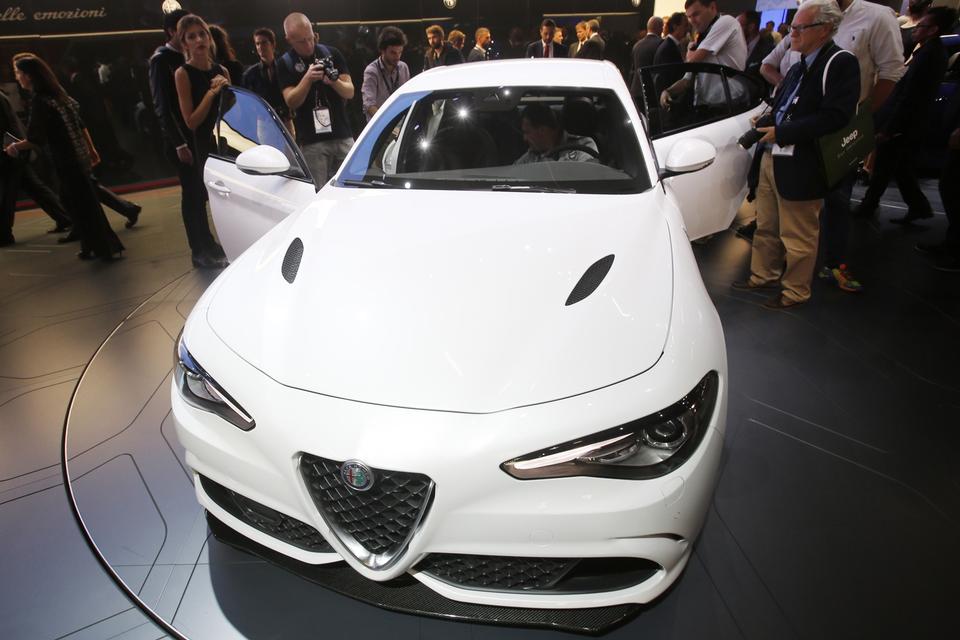 HURTIGLØBER. Alfa Romeo Giulia får en usædvanlig debut, når den kommer til Danmark til foråret. Den kommer nemlig i første omgang kun i skrappeste udgave med 510 hk fra en V6-motor, der er trimmet af Ferrari. Den går fra 0-100 km/t på under fire sekunder. Dansk pris omkring 1,5 millioner kroner. »Det skulle ikke undre mig, om vi kan sælge 10-15 eksemplarer af den version«, siger Steffen Holm, pressechef for Alfa Romeo i Danmark. 