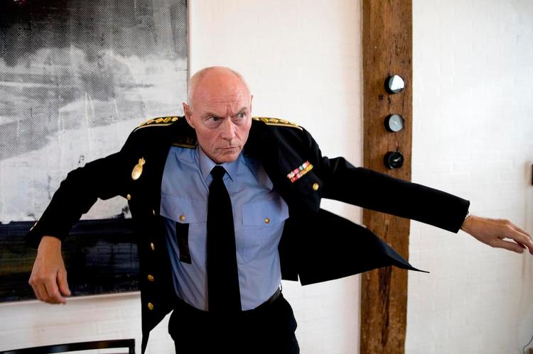 Overarbejde. Rigspolitichefen leder politiarbejdet med flygtningene. Der an kommer stadig 700-800 til Danmark om dagen, og intet tyder på færre foreløbig. 